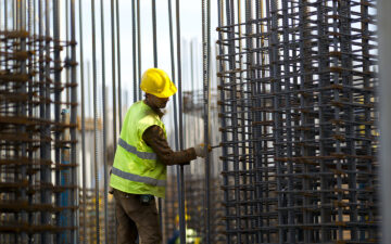 lavorando-sodo-costruzione-operaio-edile-uomo